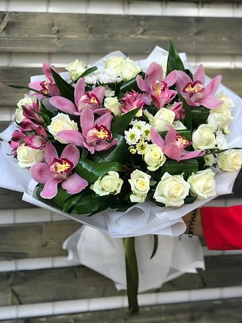 Букет цветов из: Розы и Хризантемы в Великоархангельском