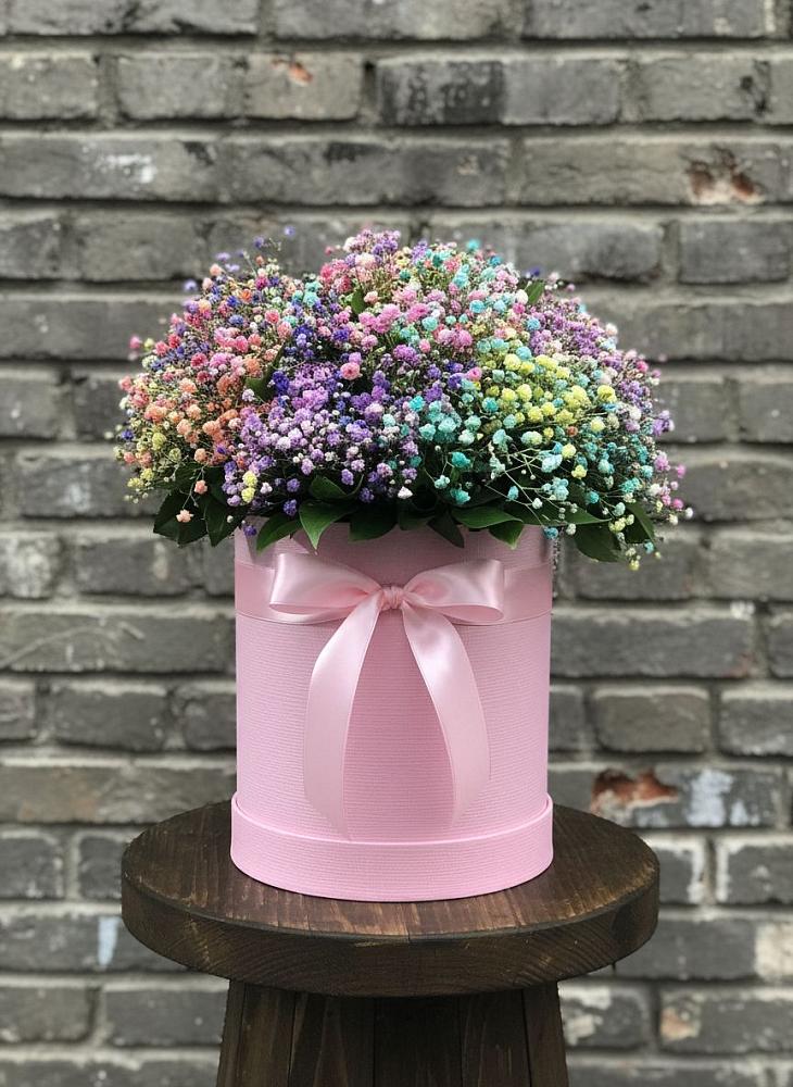 Цветочная композиция из Гипсофила и Розы в шляпной коробке в Великоархангельском