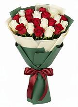 Букет Микс из красных и белых роз в Великоархангельском