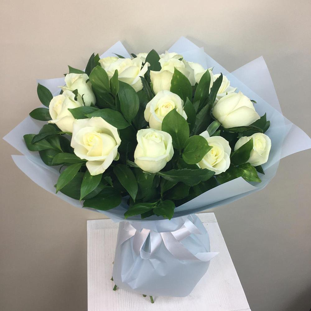 Букет 15 Белых роз Проуд в Великоархангельском