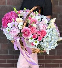 Композиция солнечный день в Великоархангельском Цветочная композиция из Розы, Хризантемы, Пионы и Лизиантусы в корзине в Великоархангельском