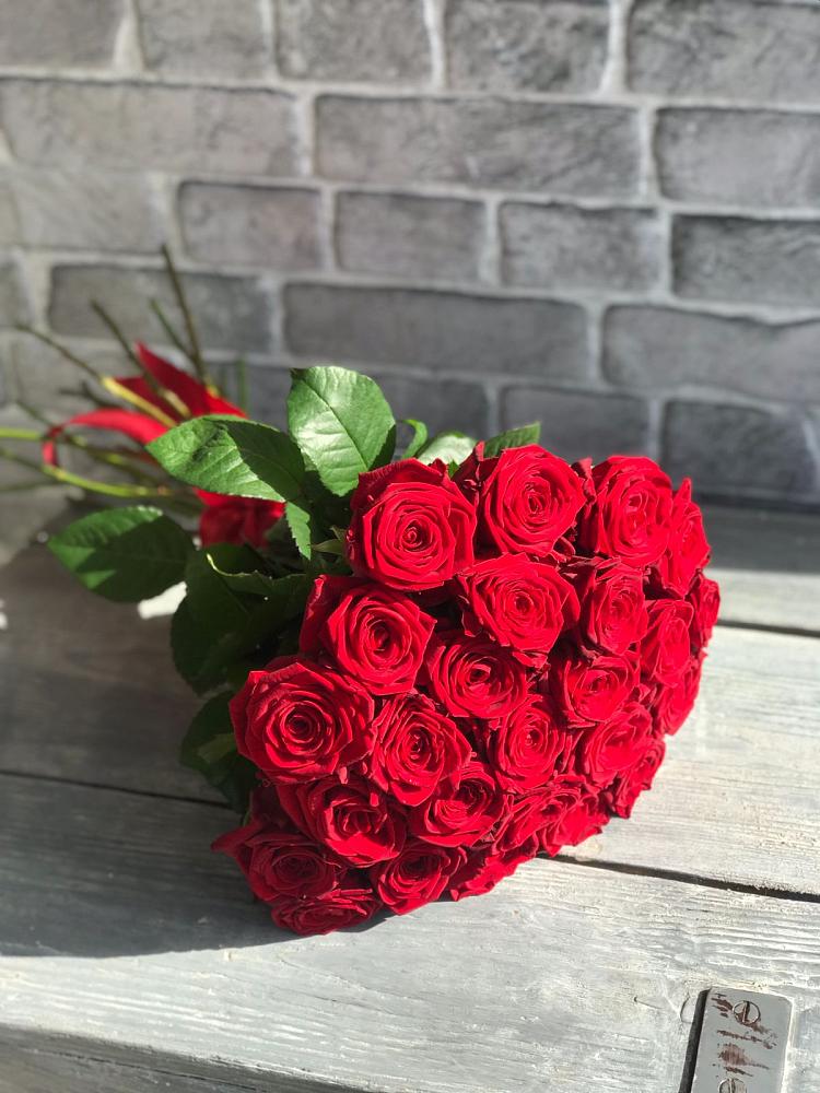 Букет Красные розы Фридом в Великоархангельском