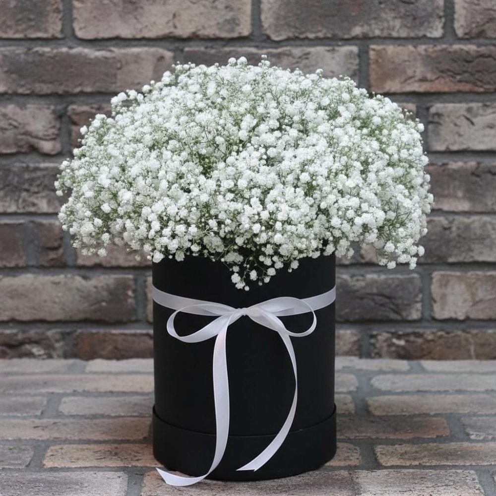 Цветочная композиция из Гипсофила в шляпной коробке в Великоархангельском