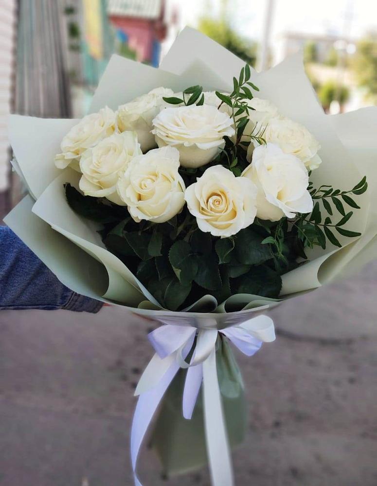 Букет Белые розы Проуд в Великоархангельском