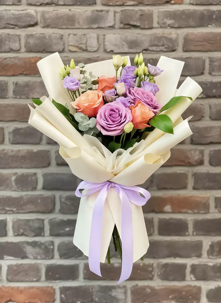 Букет цветов из: Лизиантусы и Розы в Великоархангельском