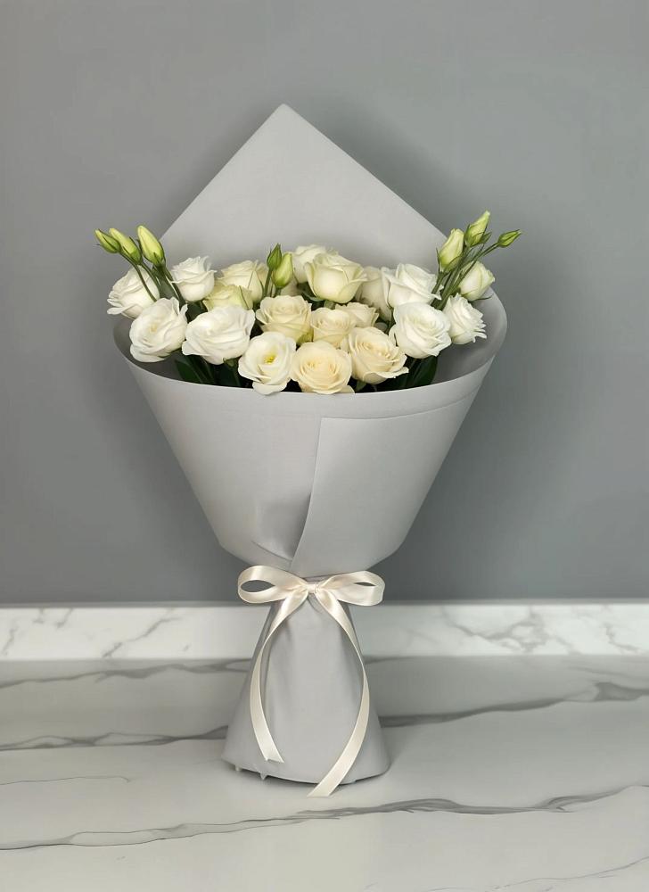 Букет цветов из: Розы и Лизиантусы в Великоархангельском