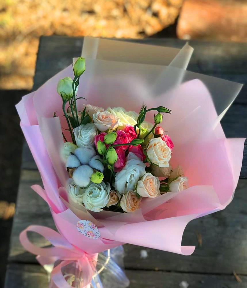 Букет цветов из: Розы и Лизиантусы в Великоархангельском