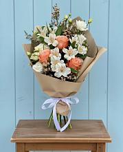 Букет цветов из:  Альстромерии, Лизиантусы, Розы и Хризантемы в Великоархангельском