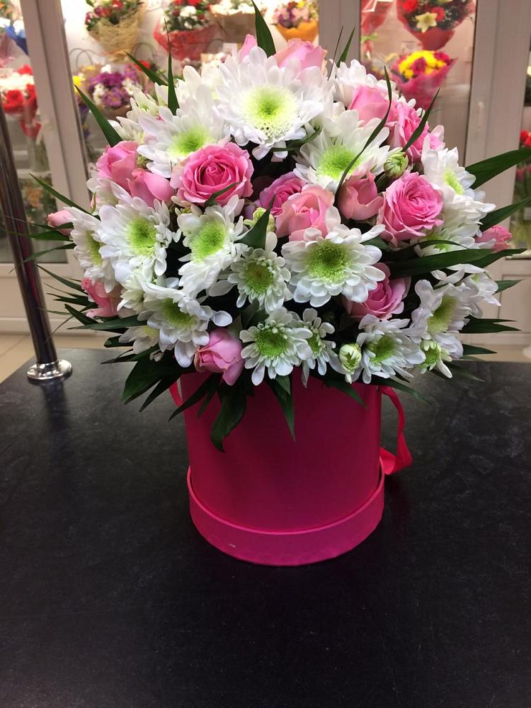 Цветочная композиция из Розы и Хризантемы в шляпной коробке в Великоархангельском