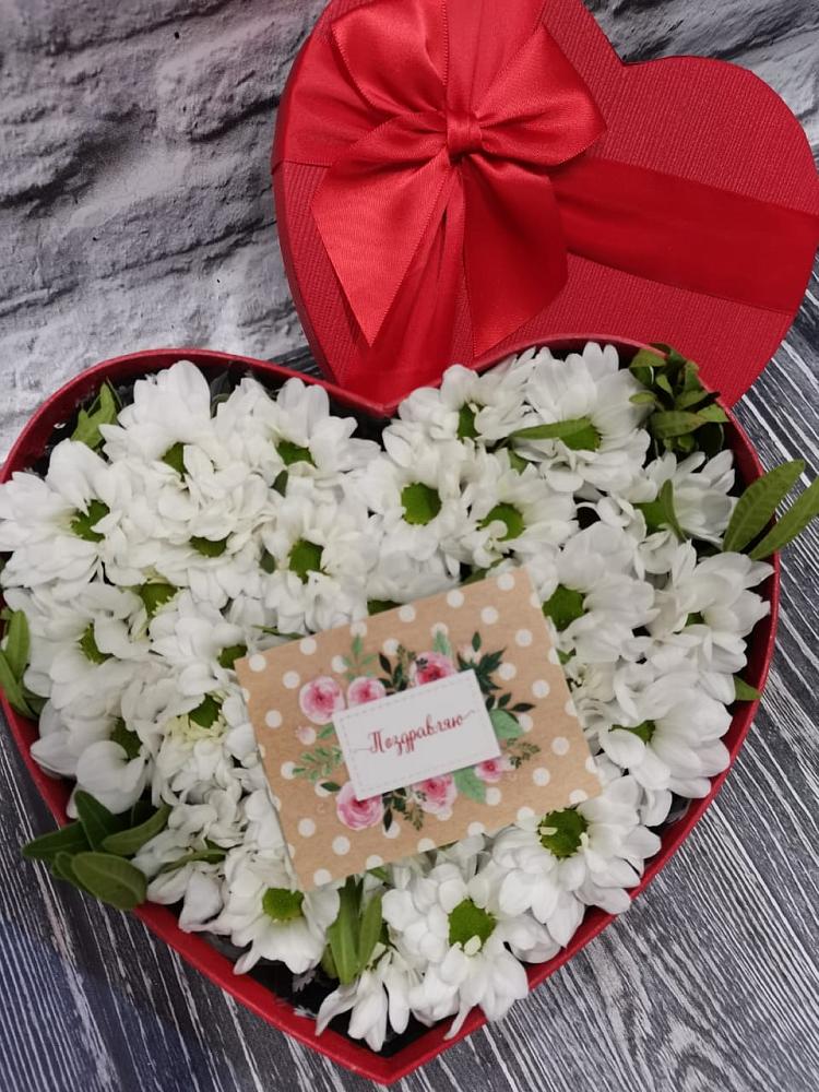 Цветочная композиция из Хризантемы в виде сердца в Великоархангельском