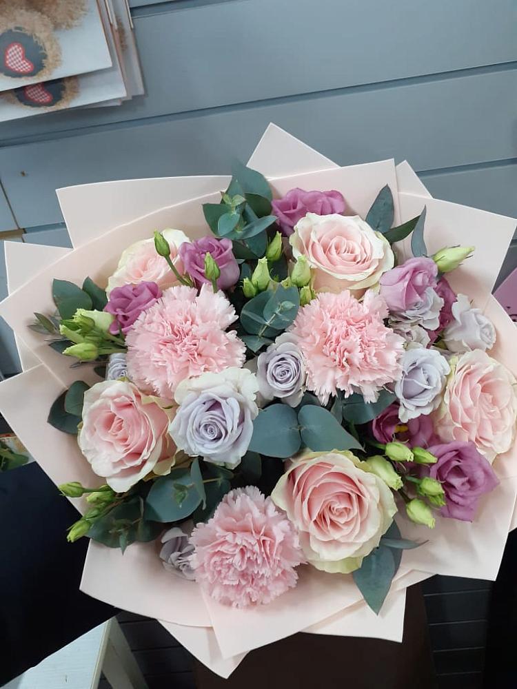 Букет цветов из: Розы, Гвоздики и Лизиантусы в Великоархангельском