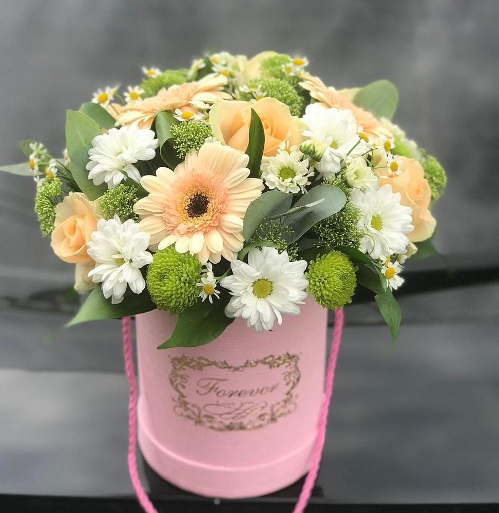 Цветочная композиция из Розы, Герберы и Хризантемы в шляпной коробке в Великоархангельском