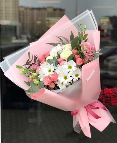 Букет цветов из: Розы, Лизиантусы и Хризантемы в Великоархангельском